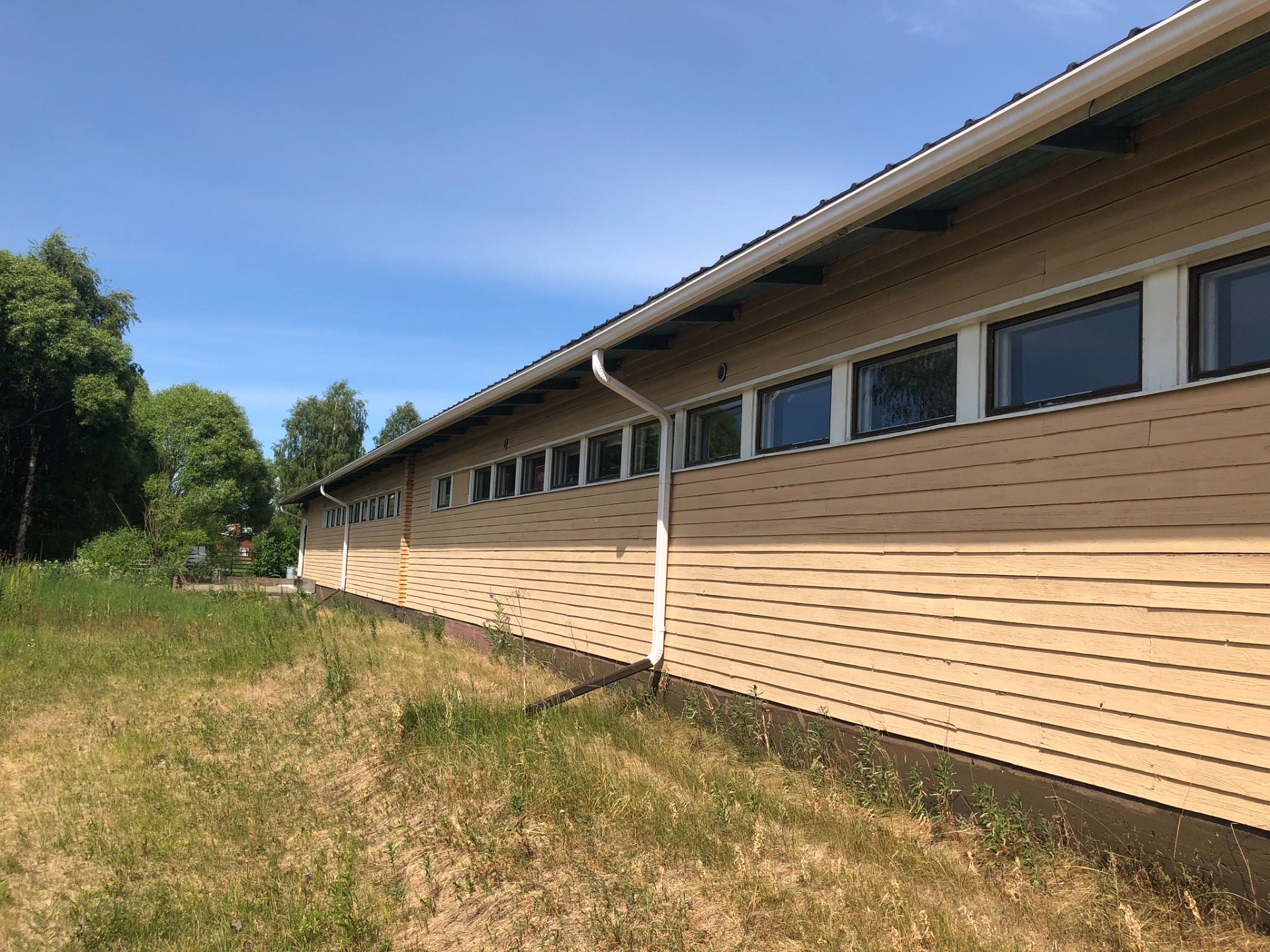 Hallin takaosa ulkoa